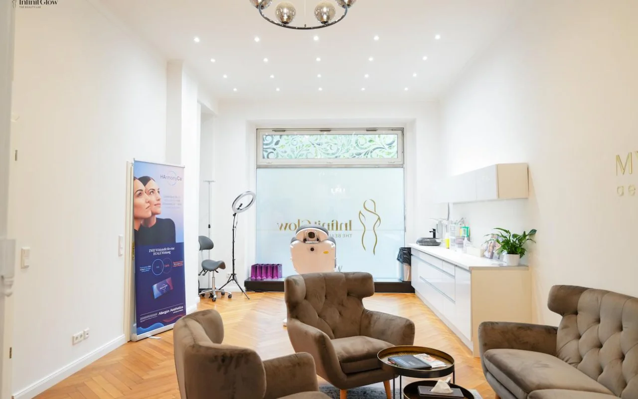 Heller Praxisflur bei InfinitGlow Med Berlin