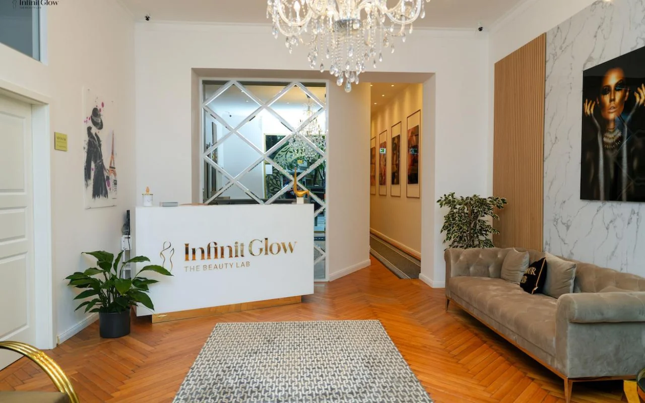 Empfangsbereich von InfinitGlow Med Berlin mit Kronleuchter und Goldakzenten